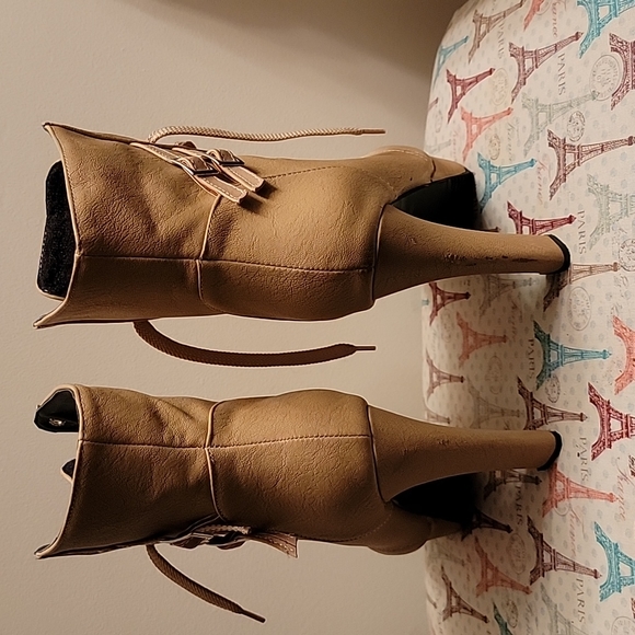 Tall ankle boots (black, and cream) - Picture 3 of 16